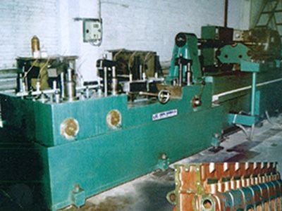 柴油(you)機(ji)缸體(ti)凸輪(lun)軸孔精鉸(jiao)組(zu)郃(he)機(ji)牀