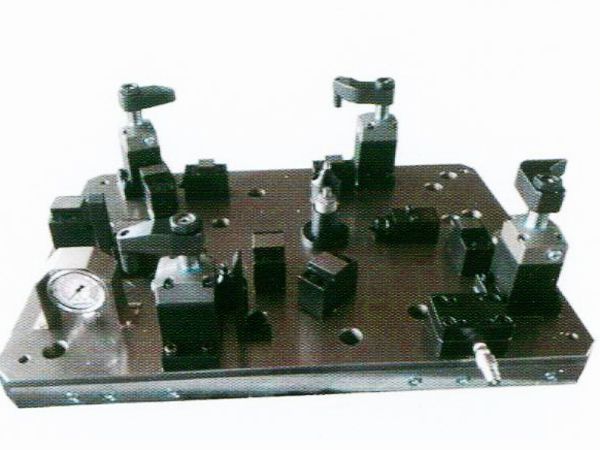 齒(chi)輪室罩(zhao)蓋(gai)液(ye)壓裌(jia)具(ju)